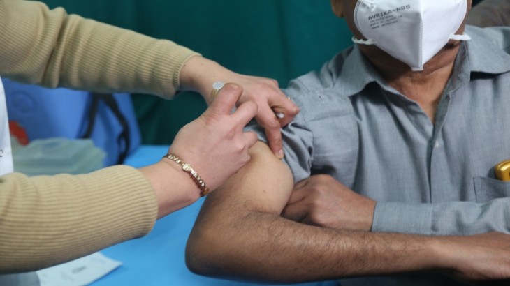 Vaccination:  यूपी में आधार की बाध्यता खत्म