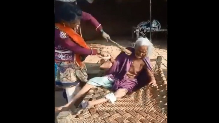 90 साल की बूढ़ी सास को झाड़ू से पीट रही थी हैवान बहू