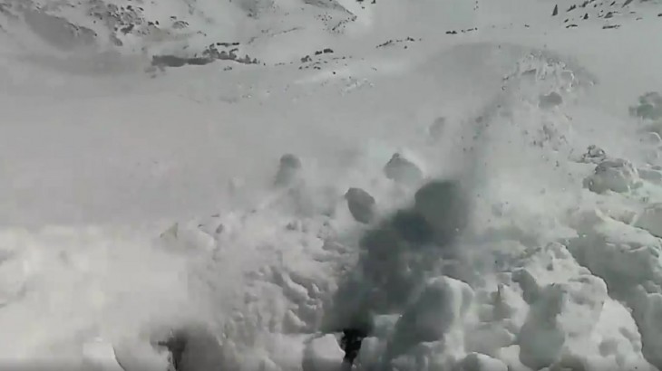 Snowboarding करने गए शख्स पर टूट पड़ा बर्फ का पहाड़