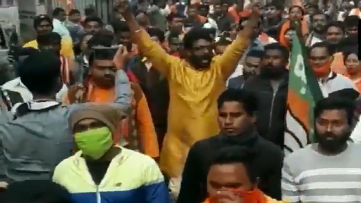 BJP supporters raise slogan desh ke gaddaron ko goli maaro saalo ko