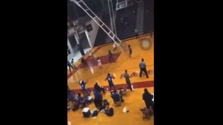 Video: बास्केटबॉल मैच के दौरान हुआ भयानक हादसा, बाल-बाल बचे खिलाड़ी