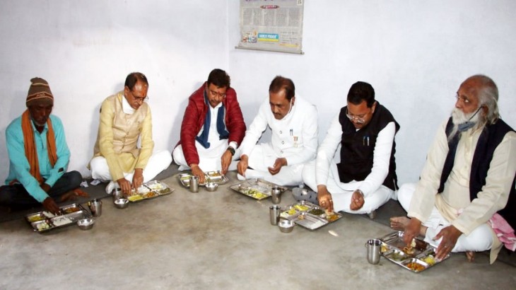 CM शिवराज सिंह चौहान ने दलित के घर खाया खाना