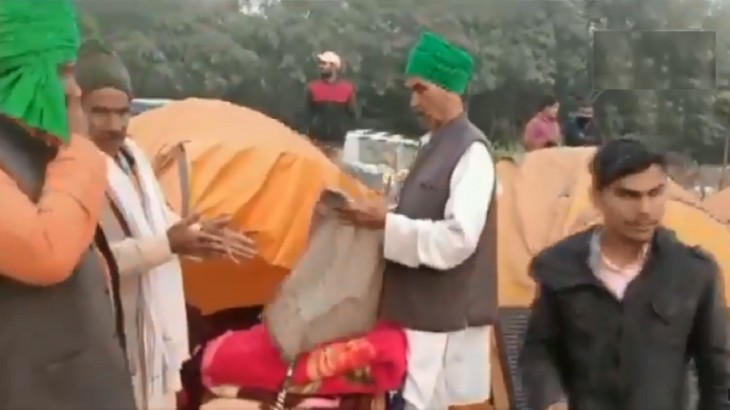 farmers seen taking off their tents at Chilla border following