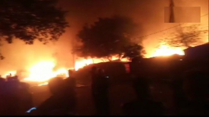 दिल्ली के ओखला स्थित संजय कॉलोनी में लगी भीषण आग