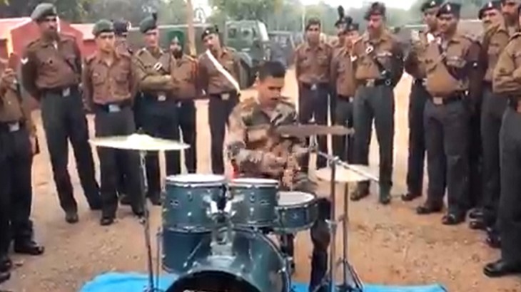Drum बजातो सेना के जवान