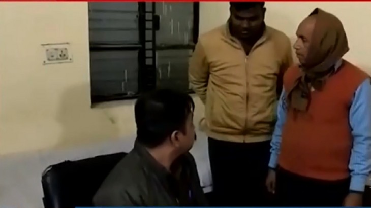 Two policemen shamed uniform in Pratapgarh