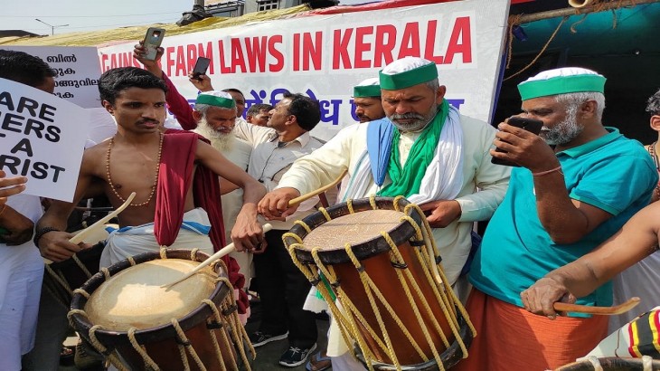 Kerala farmers  pour into protest site at Ghazipur borderi