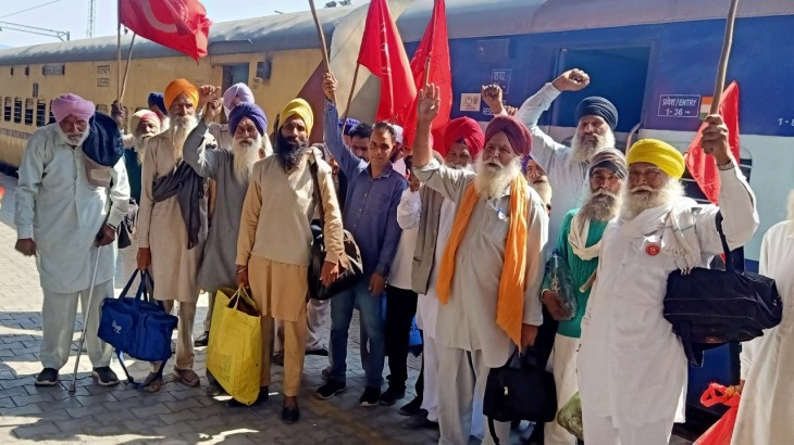 Farmers shout slogans before leaving in Train for Delhi
