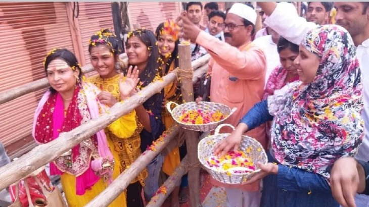 Muslim community showered flowers on Shiva devotees in Kashi