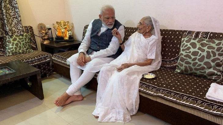 pm modi with mother hiraben