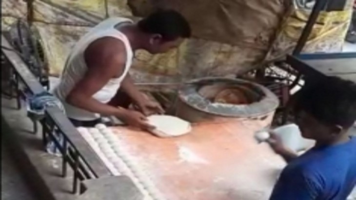 दिल्ली: ढाबे में थूक लगाकर रोटी बनाने वाले दो लोग गिरफ्तार