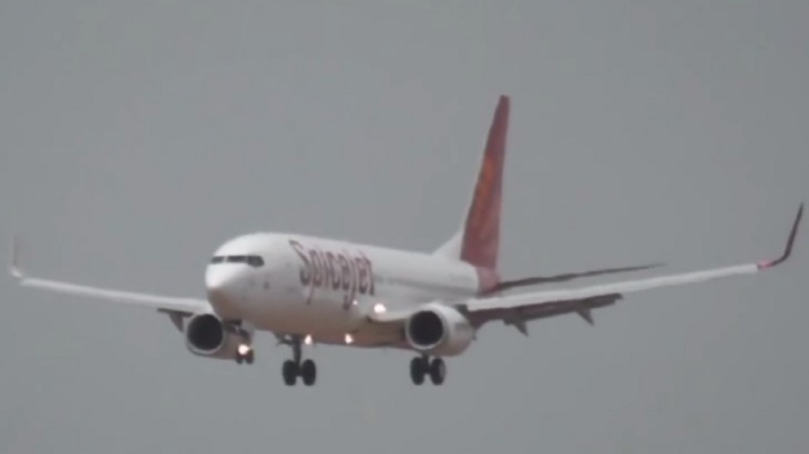 Viral: जैसलमेर में बड़ा विमान हादसा टला, डर के मारे रोने लगे यात्री