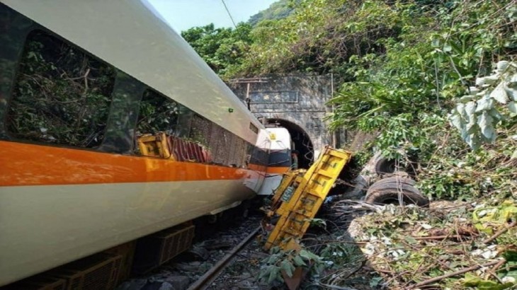 Train derails in Taiwan