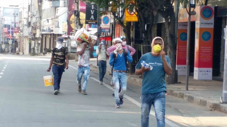 Migrant laborers head back home on foot on Day