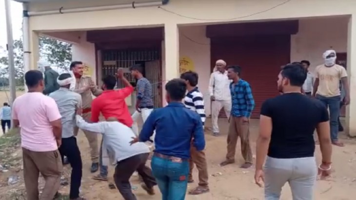 कानपुर में भीड़ ने पुलिस टीम पर किया हमला