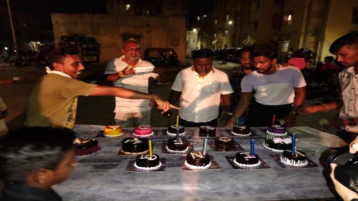 सरेआम सड़क पर कारोबारी ने मनाया जन्मदिन