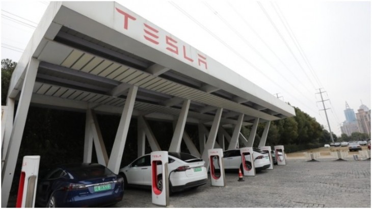 टेस्ला सुपरचार्जर स्टेशन (Tesla Supercharger Station)