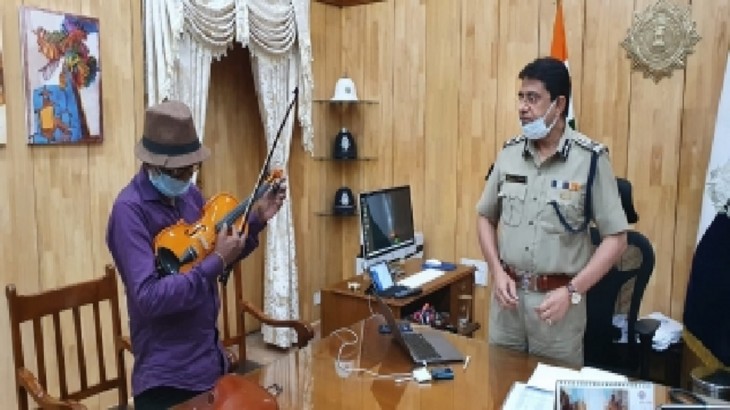 playing the violin won hearts of people in Kolkata