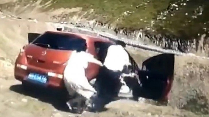 ismriseo car rolls down cliff 625x300 06 August 21