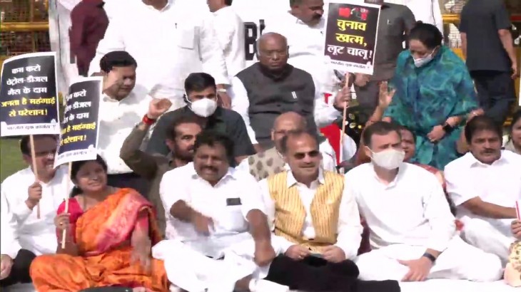 Congress MP Rahul Gandhi along with party leaders holds protest against fuel price hike in Delhi