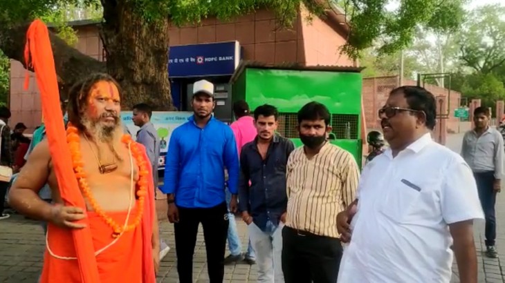 No Entry for Bhagwa in Taj Mahal  JagatGuru returned from gate without entering in premises