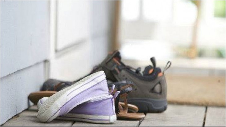 घर में गलती से न छोड़े किसी चप्पल या जूते को उल्टा पड़ा, आ जाएगी बीमारी