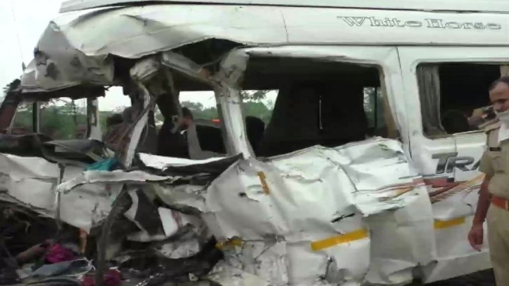 Bahraich 7 people killed  10 injured in collission between a mini bus and a truck in Motipur area