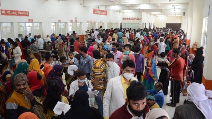 Agra hospital crowd