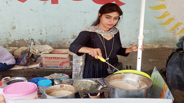 गोरखपुर में मॉडल बेच रही चाय