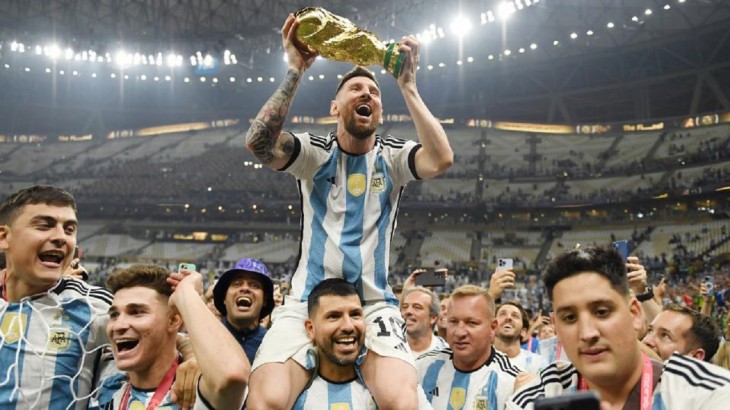 Lionel Messi Argentina trophy 121822