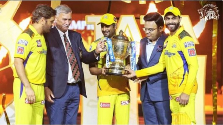 ms dhoni great gesture put forward rayudu while receiving trophy