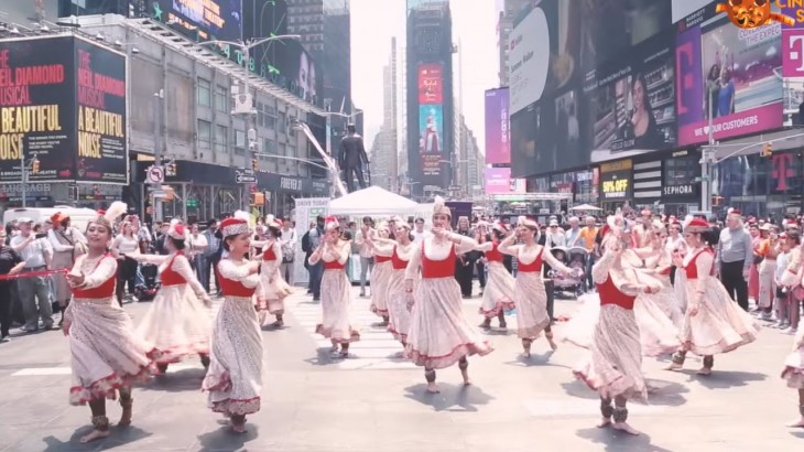 New York Times Square Viral dance sing on pyar kiya to darna kya
