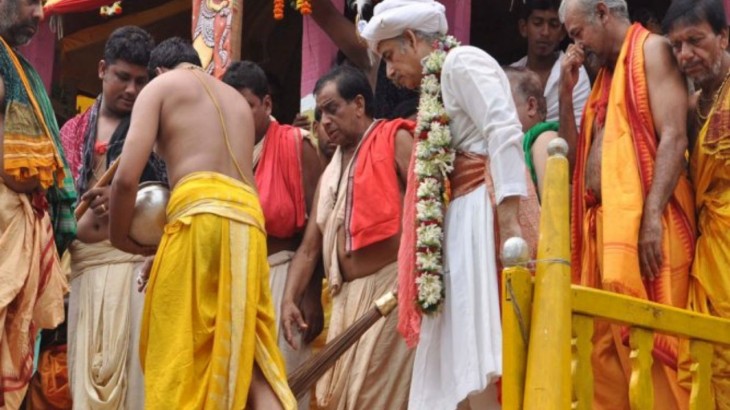 king of puri turns sweeper and clean Lord Jagannath Rath with a golden broom