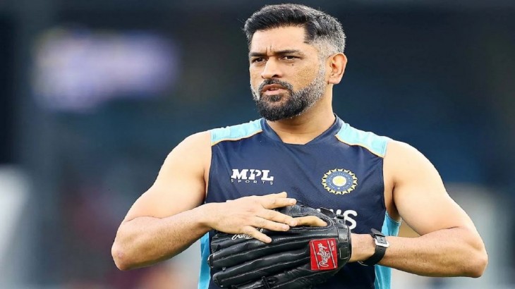 ms dhoni is not active on social media and facing loss in crores