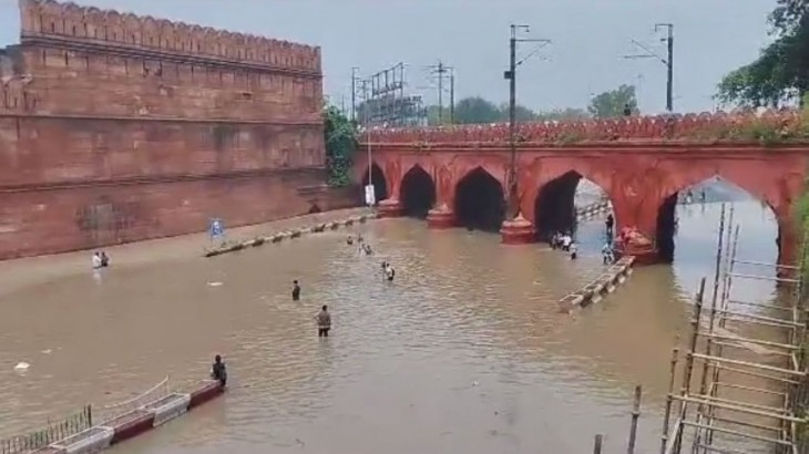 viral delhi floods trending video