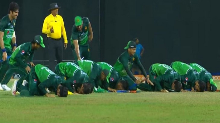 भारत के खिलाफ जीत के बाद मैदान पर सजदा करते दिखे पाकिस्तान के खिलाड़ी