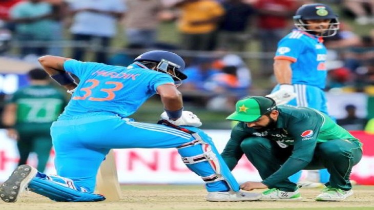 भारत-पाकिस्तान मैच के दौरान शादाब खान ने बांधे हार्दिक पांड्या के जूते