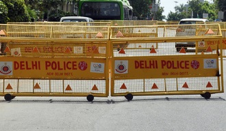 hindi-delhi-peeding-uv-ram-into-police-picket-contable-injured--20231027130605-20231027134125