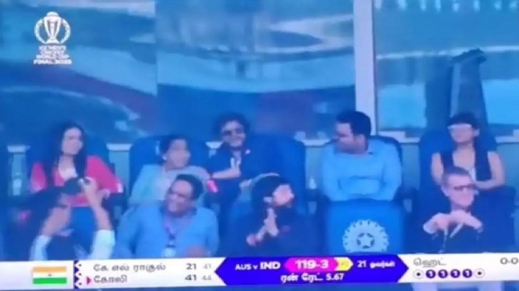 shah rukh khan gesture in narendra modi stadium