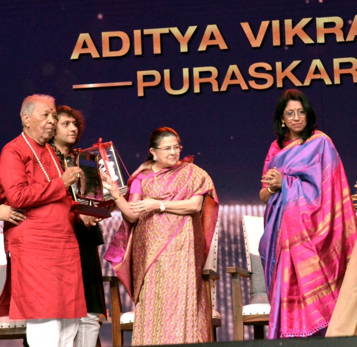 hindi-flute-maetro-pt-haripraad-chauraia-conferred-top-birla-award--20231124112105-20231124115348
