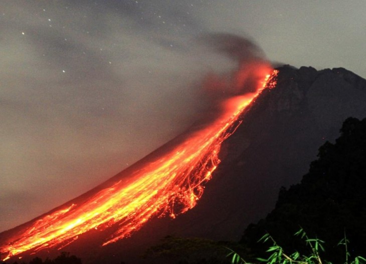 hindi-indoneia-merapi-volcano-erupt--20231209031848-20231209080936