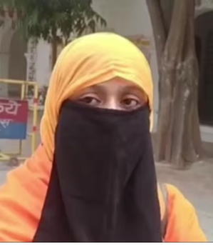 hindi-up-woman-haraed-by-community-for-wearing-affron-veil-with-pic--20231226124506-20231226134347