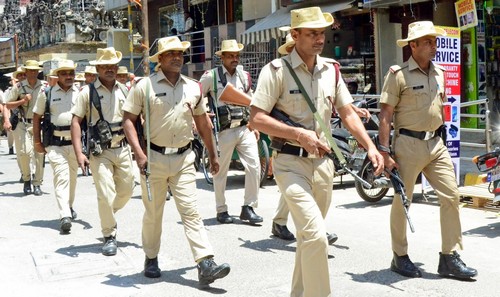 hindi-dalit-woman-nude-parade-cae-ktaka-police-felicitate-cop-people-who-tried-to-prevent-incident--