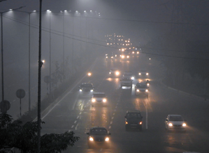 hindi-delhi-gripped-by-peritent-fog-dirupting-tranport-and-viibility--20231231095705-20231231102701