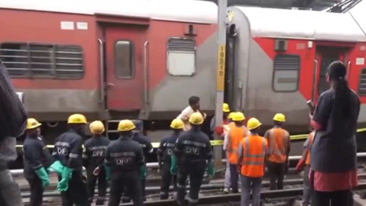 Telangana, Charminar Express derails in Telangana