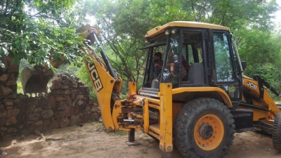 hindi-man-hit-by-jcb-while-croing-road-in-outh-delhi-die--20240125093606-20240125110305