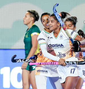 hindi-hockey-5-women-wc-india-beat-outh-africa-6-3-to-meet-netherland-in-final--20240127003437-20240