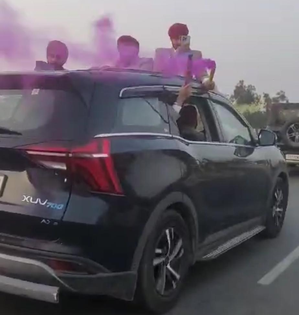 hindi-five-held-for-reckle-colour-bomb-burting-and-zig-zag-driving-on-delhi-road--20240223110904-202