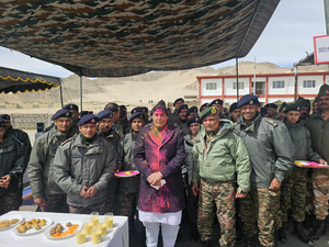hindi-defence-miniter-celebrate-holi-with-oldier-in-leh--20240324140305-20240324143335