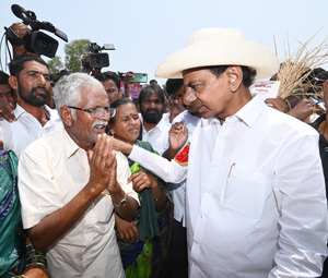 hindi-kcr-inpect-withered-crop-comfort-affected-farmer--20240331150005-20240331163354
